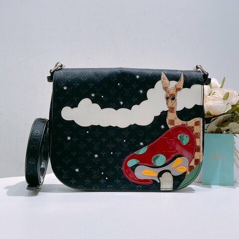 TW4779  Louis Vuitton 路易威登 中古 蘑菇/長頸鹿/白雲 圖案 Monogram Satin Comte De Fe Musette Black x PHW