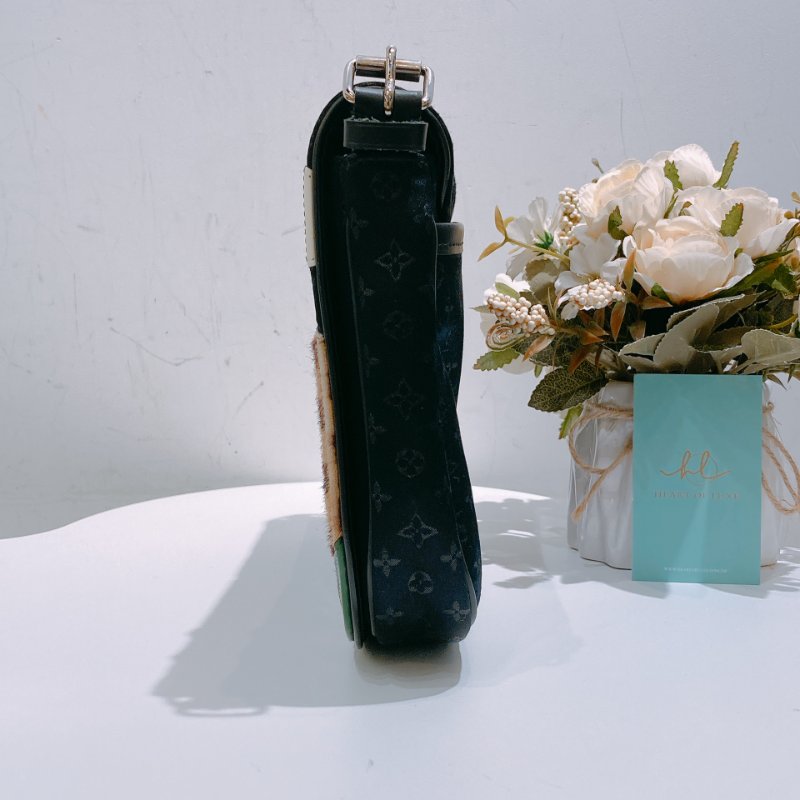 TW4779 Louis Vuitton 路易威登 中古 蘑菇/長頸鹿/白雲 圖案 Monogram Satin Comte De Fe Musette Black x PHW-2