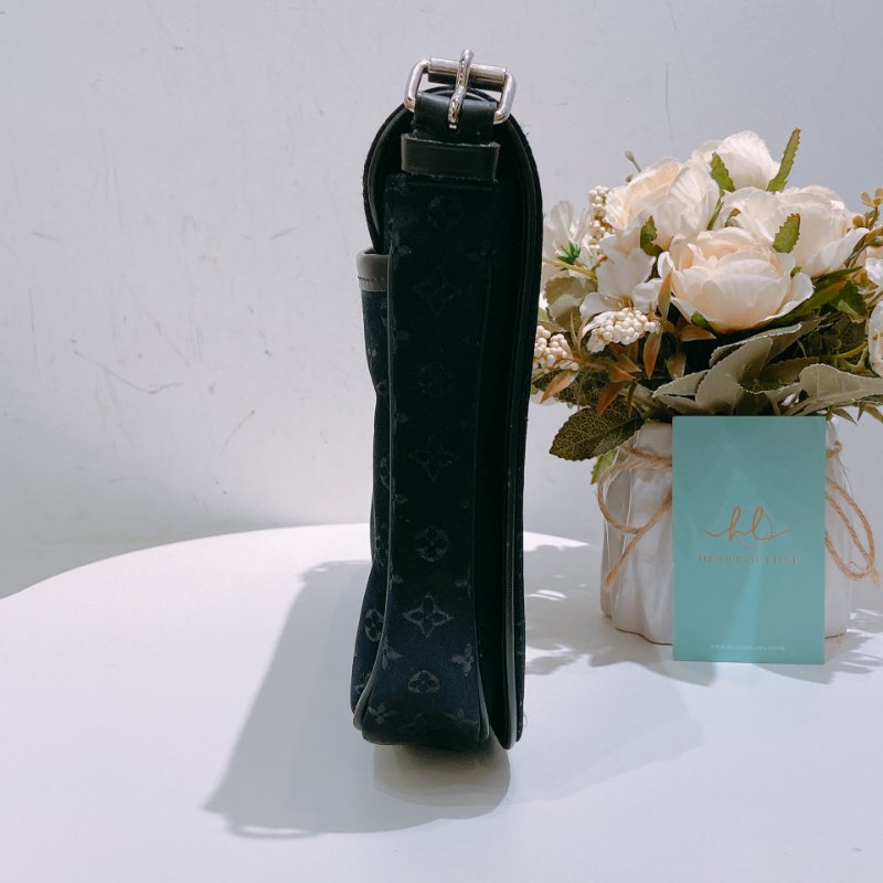 TW4779 Louis Vuitton 路易威登 中古 蘑菇/長頸鹿/白雲 圖案 Monogram Satin Comte De Fe Musette Black x PHW-3