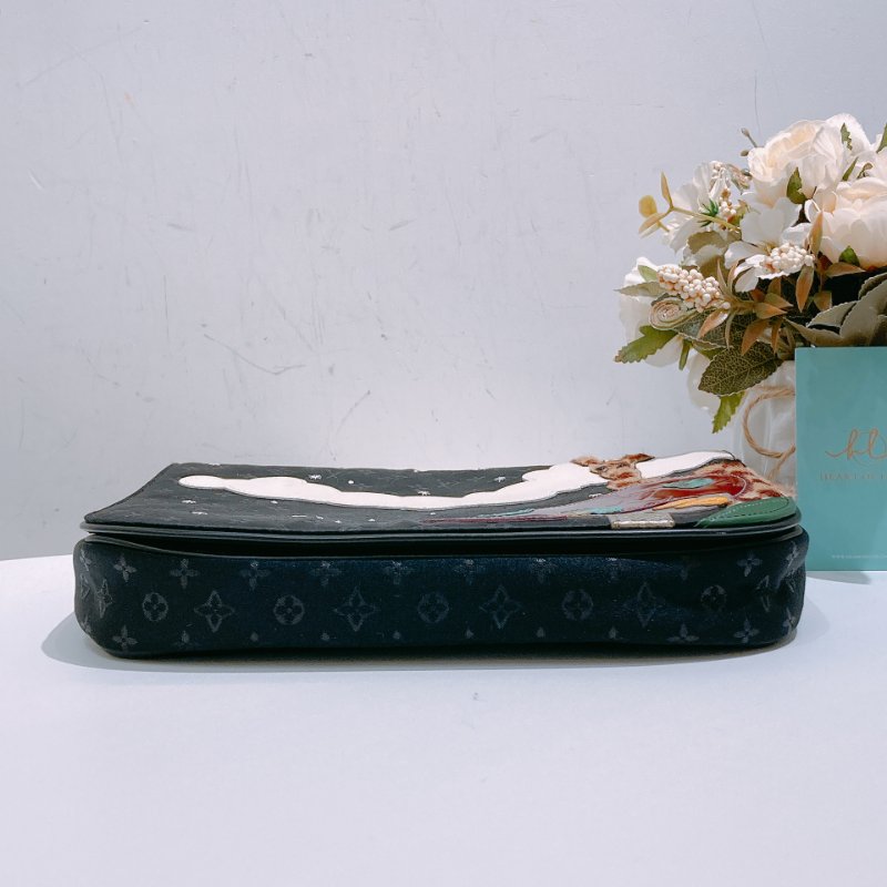 TW4779 Louis Vuitton 路易威登 中古 蘑菇/長頸鹿/白雲 圖案 Monogram Satin Comte De Fe Musette Black x PHW-4