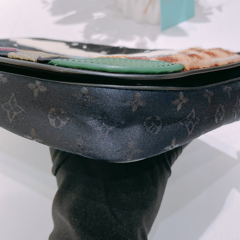 TW4779 Louis Vuitton 路易威登 中古 蘑菇/長頸鹿/白雲 圖案 Monogram Satin Comte De Fe Musette Black x PHW-6