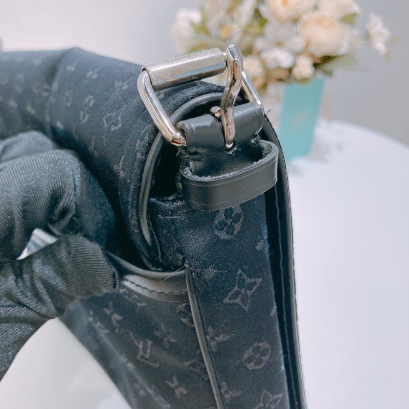 TW4779 Louis Vuitton 路易威登 中古 蘑菇/長頸鹿/白雲 圖案 Monogram Satin Comte De Fe Musette Black x PHW-9