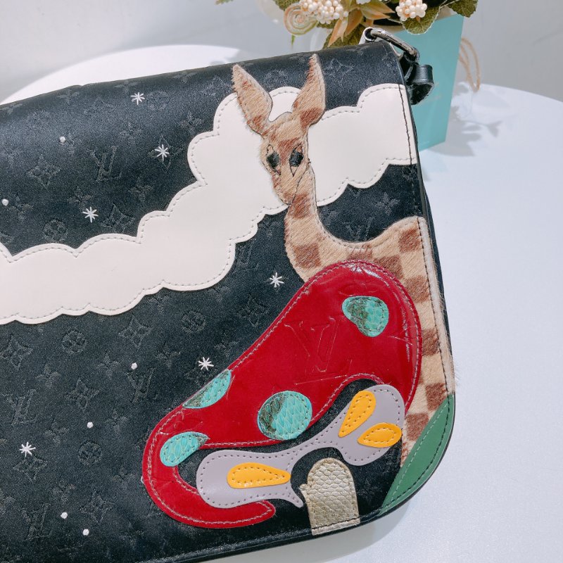 TW4779 Louis Vuitton 路易威登 中古 蘑菇/長頸鹿/白雲 圖案 Monogram Satin Comte De Fe Musette Black x PHW-11