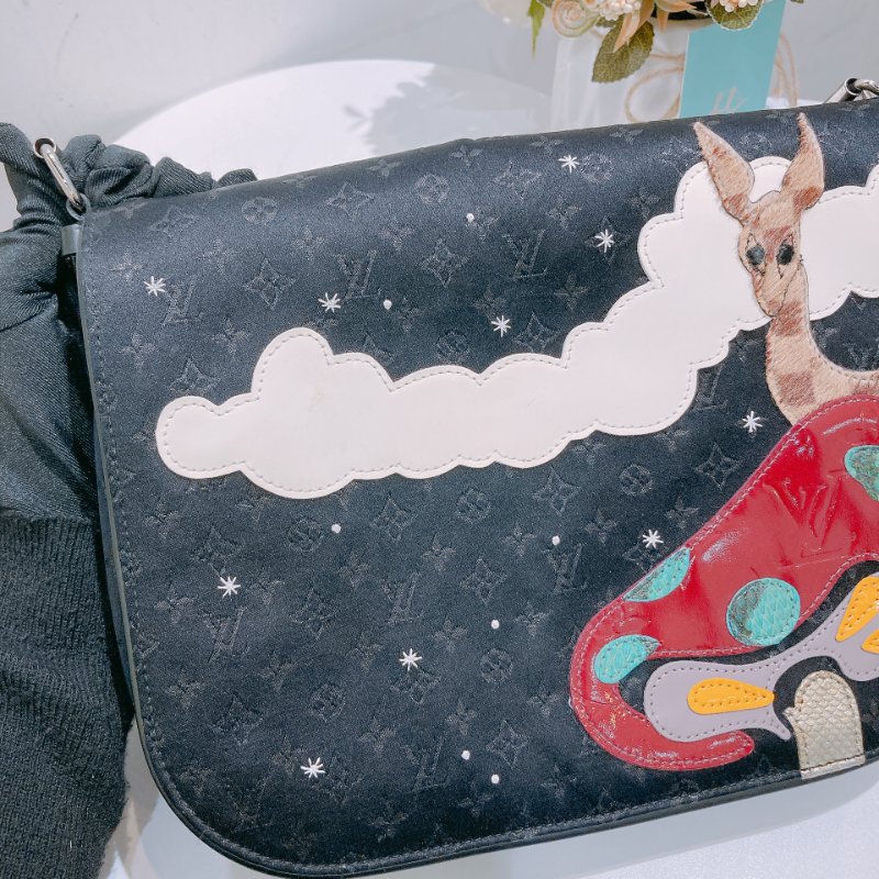 TW4779 Louis Vuitton 路易威登 中古 蘑菇/長頸鹿/白雲 圖案 Monogram Satin Comte De Fe Musette Black x PHW-12