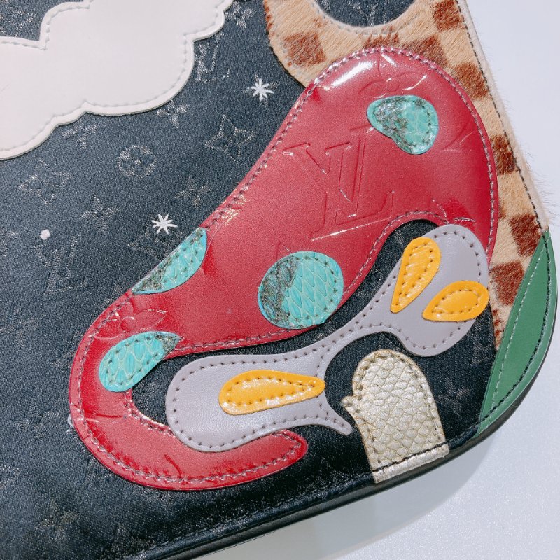 TW4779 Louis Vuitton 路易威登 中古 蘑菇/長頸鹿/白雲 圖案 Monogram Satin Comte De Fe Musette Black x PHW-13