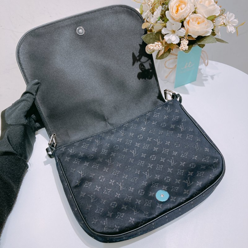 TW4779 Louis Vuitton 路易威登 中古 蘑菇/長頸鹿/白雲 圖案 Monogram Satin Comte De Fe Musette Black x PHW-14