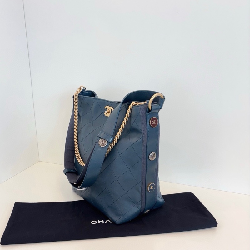 Chanel香奈兒 嬉皮士徽章流浪水桶包 普魯士藍金扣-2