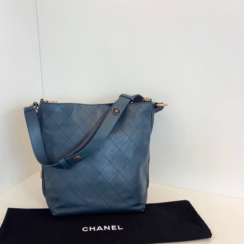 Chanel香奈兒 嬉皮士徽章流浪水桶包 普魯士藍金扣-3