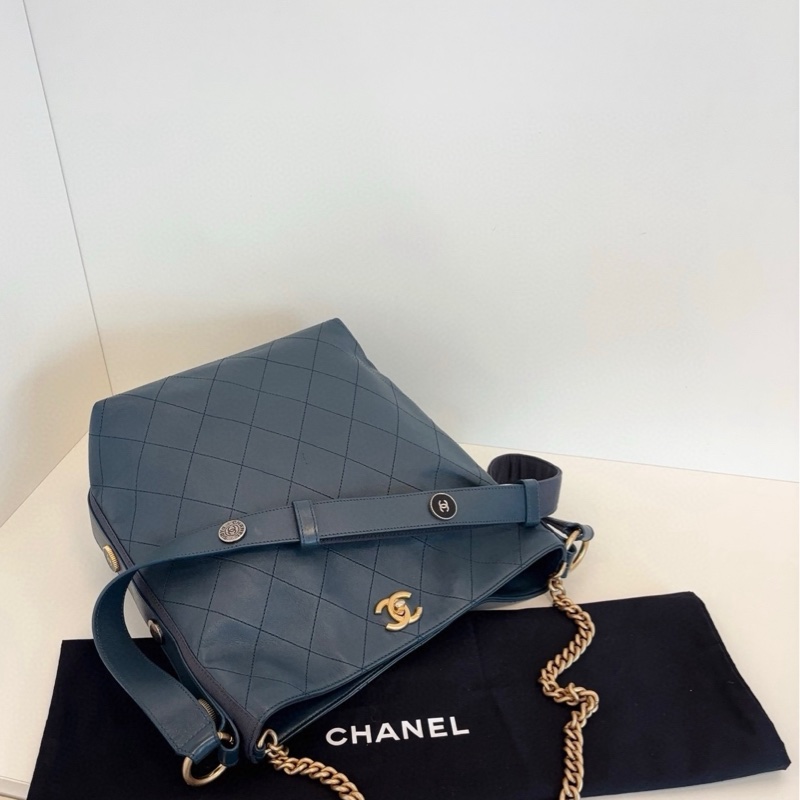 Chanel香奈兒 嬉皮士徽章流浪水桶包 普魯士藍金扣-4