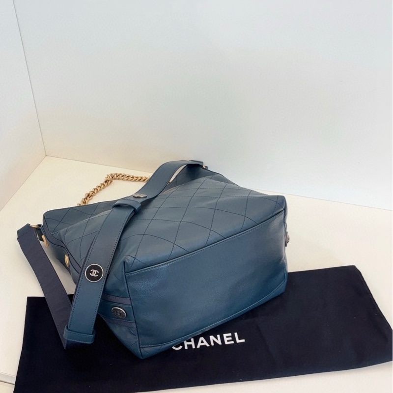 Chanel香奈兒 嬉皮士徽章流浪水桶包 普魯士藍金扣-5