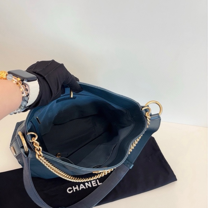 Chanel香奈兒 嬉皮士徽章流浪水桶包 普魯士藍金扣-6