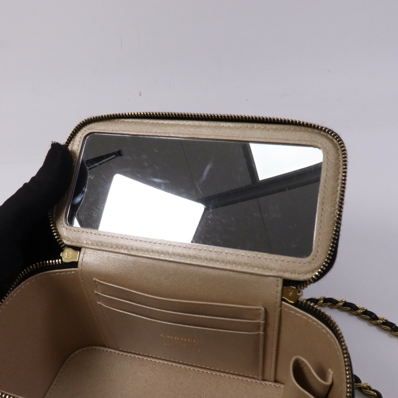 CHANEL 羊皮皮革Vanity Case金扣鏈帶肩背袋-13