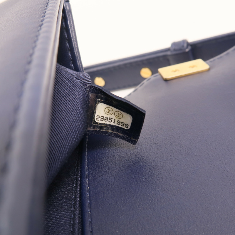 CHANEL 牛皮皮革Boy 25金扣肩背袋-6