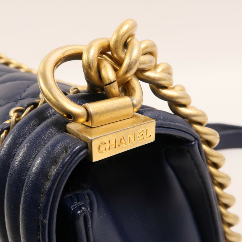 CHANEL 牛皮皮革Boy 25金扣肩背袋-15