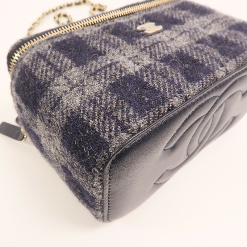 CHANEL 羊毛Vanity Case金扣肩背袋-9