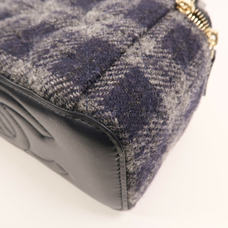 CHANEL 羊毛Vanity Case金扣肩背袋-10