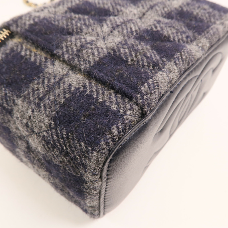 CHANEL 羊毛Vanity Case金扣肩背袋-11