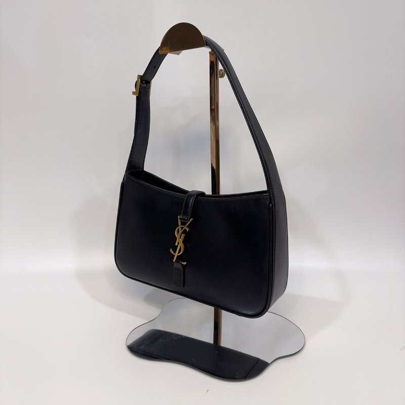 YSL黑色牛皮金釦LE5a7腋下肩背包-6