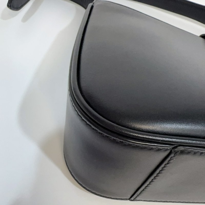 YSL黑色牛皮金釦LE5a7腋下肩背包-10