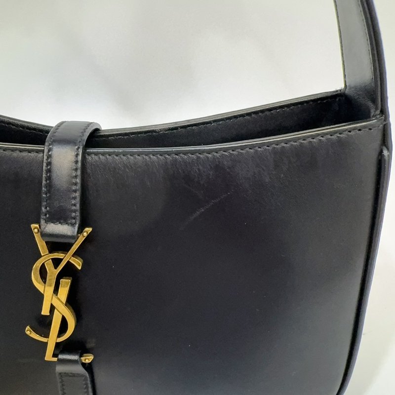YSL黑色牛皮金釦LE5a7腋下肩背包-18