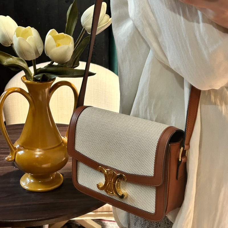 ✨Celine 凱旋門 帆布焦糖色金扣 郵差包 99新 高貴溫柔的配色🍁-1