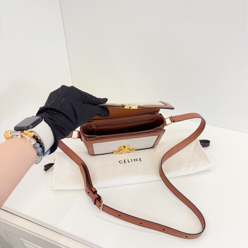 ✨Celine 凱旋門 帆布焦糖色金扣 郵差包 99新 高貴溫柔的配色🍁-10