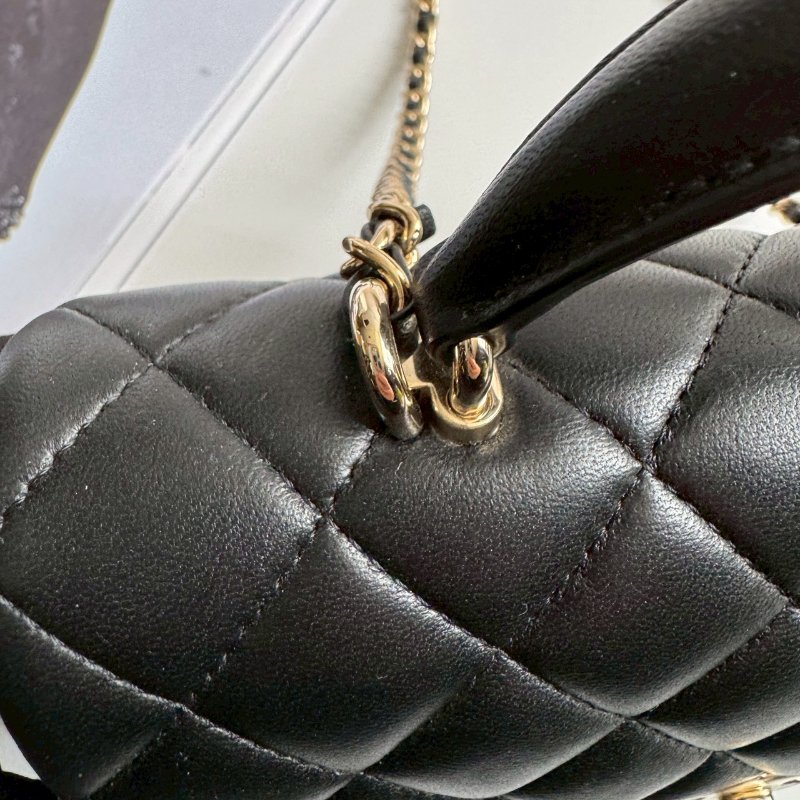 ✨絕對要買💖閒置未使用商品 Chanel 黑色菱格紋金釦 COCO20 手提肩背包-4