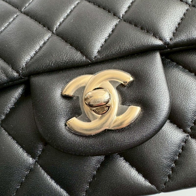 ✨絕對要買💖閒置未使用商品 Chanel 黑色菱格紋金釦 COCO20 手提肩背包-11
