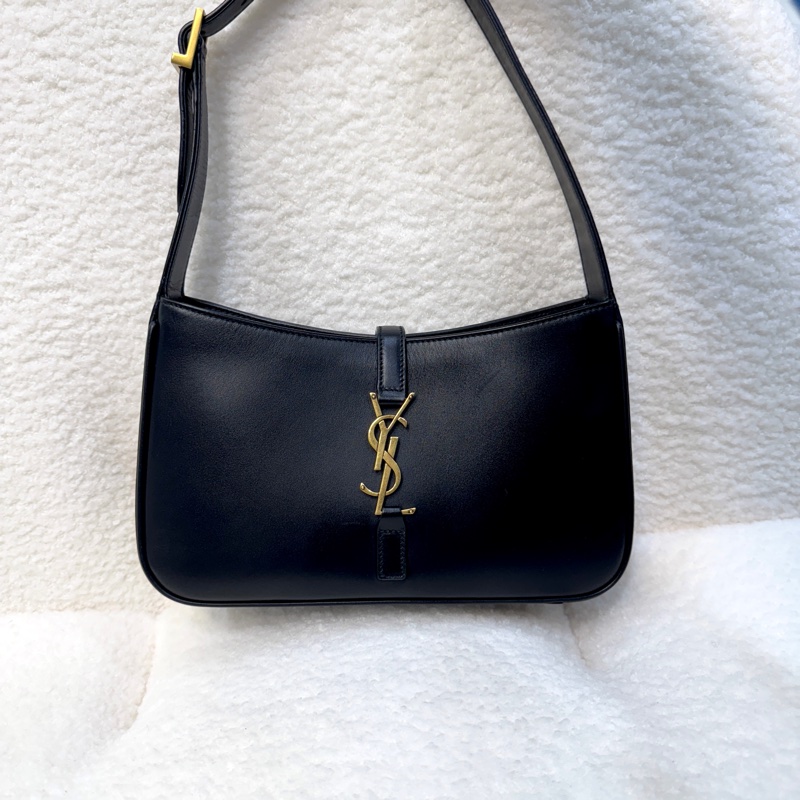 SaintLaurent YSL黑色牛皮LE5à7肩背包金釦腋下包經典logo款-4