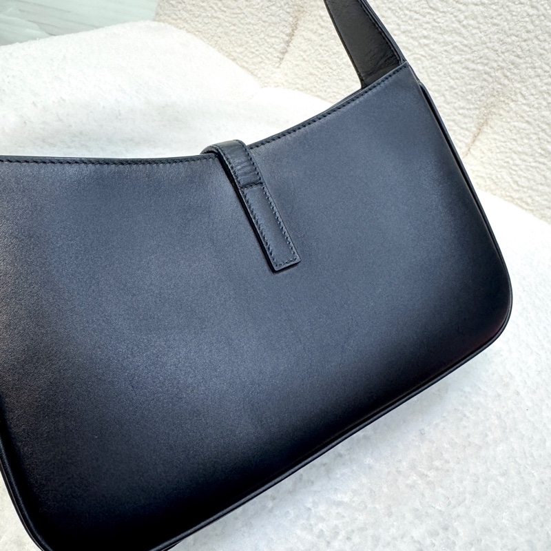 SaintLaurent YSL黑色牛皮LE5à7肩背包金釦腋下包經典logo款-13