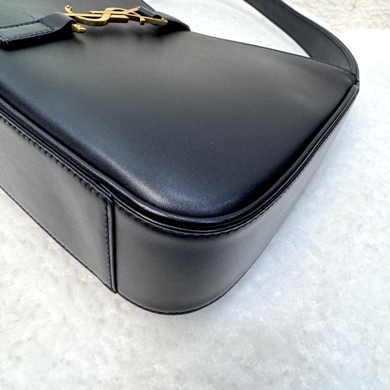 SaintLaurent YSL黑色牛皮LE5à7肩背包金釦腋下包經典logo款-15