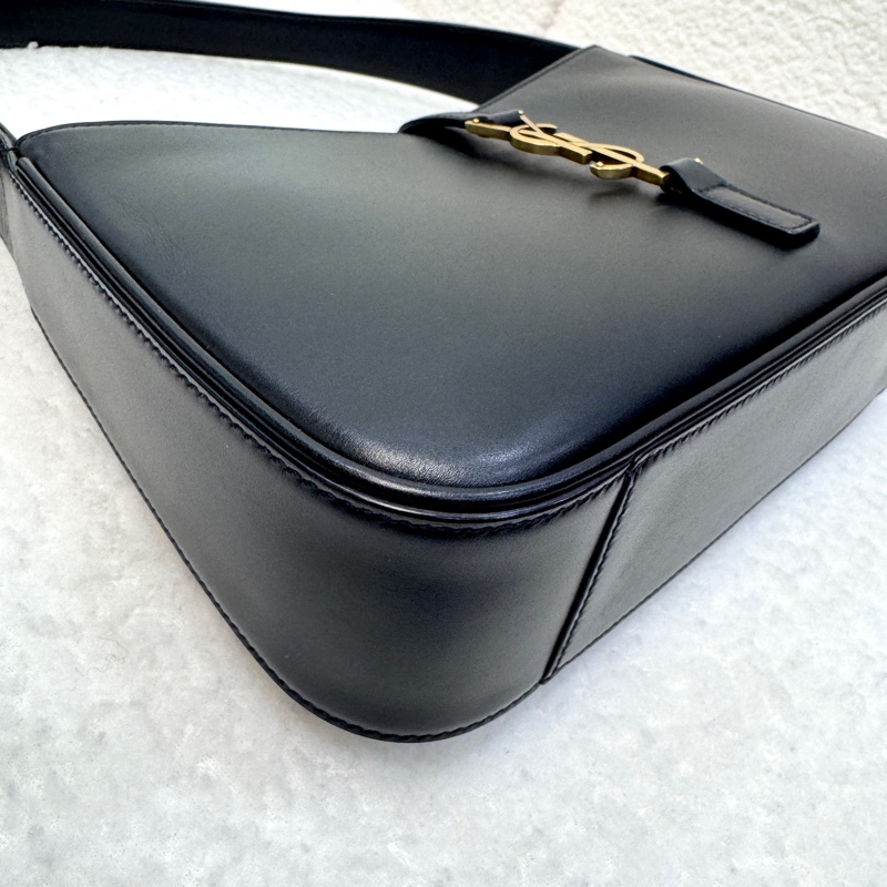 SaintLaurent YSL黑色牛皮LE5à7肩背包金釦腋下包經典logo款-16