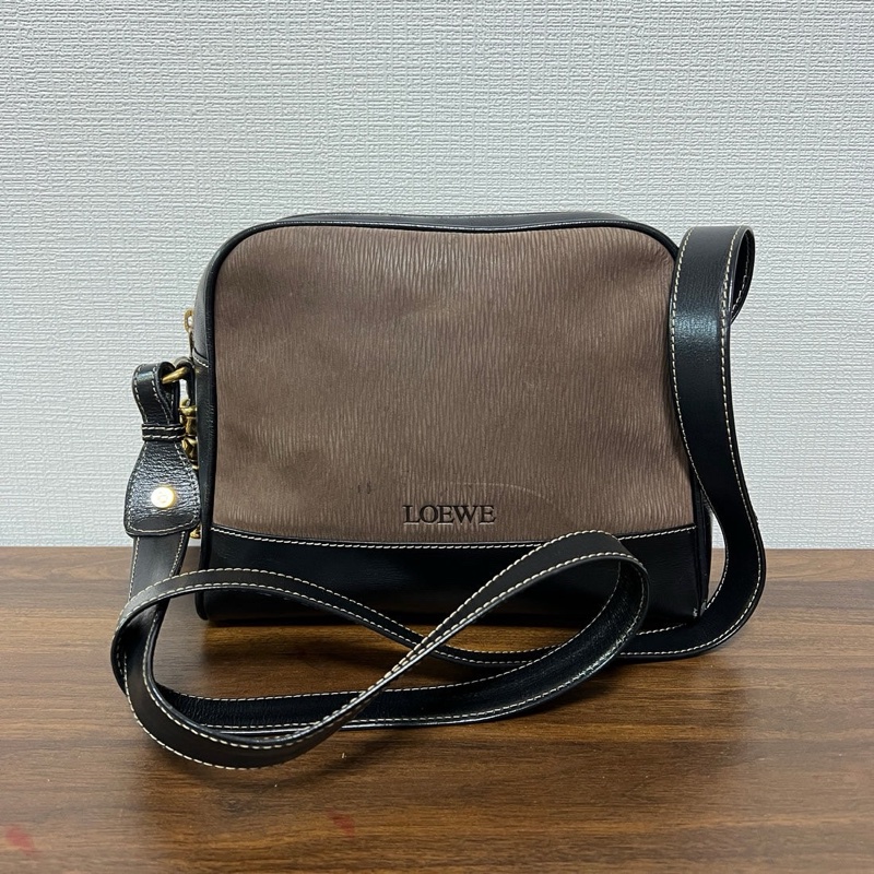 Loewe 栗子色金蛇骨斜背包-1