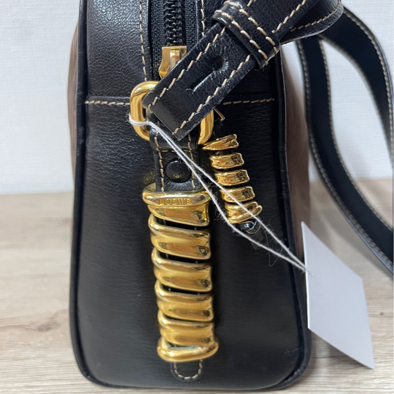 Loewe 栗子色金蛇骨斜背包-5