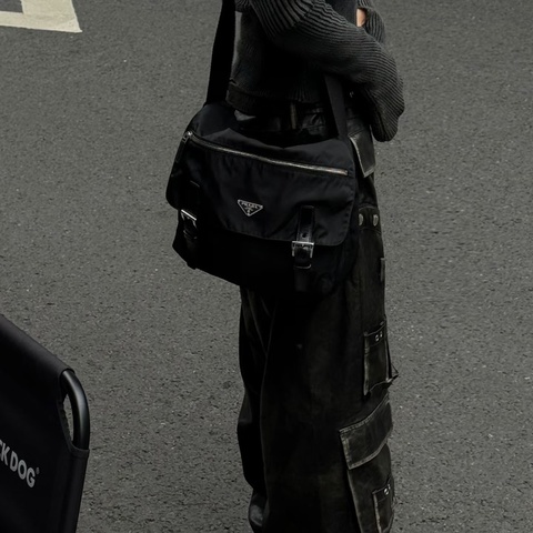 Prada經典降落傘劍橋包