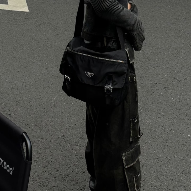 Prada經典降落傘劍橋包-0