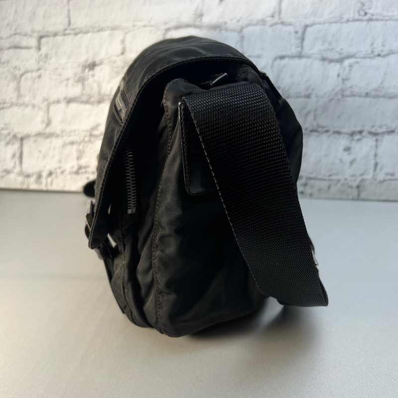 Prada經典降落傘劍橋包-3