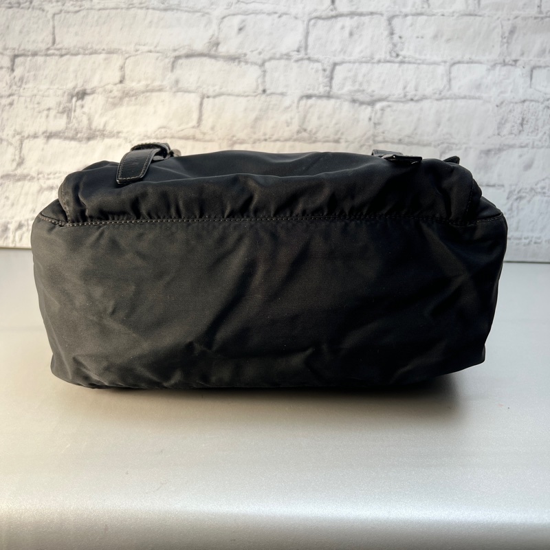 Prada經典降落傘劍橋包-6