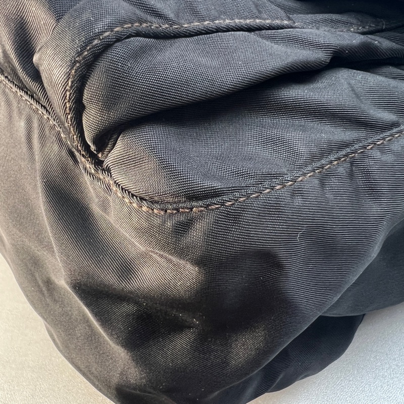 Prada經典降落傘劍橋包-9