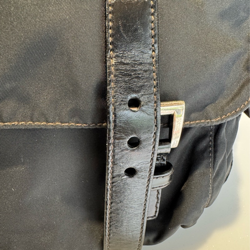 Prada經典降落傘劍橋包-17