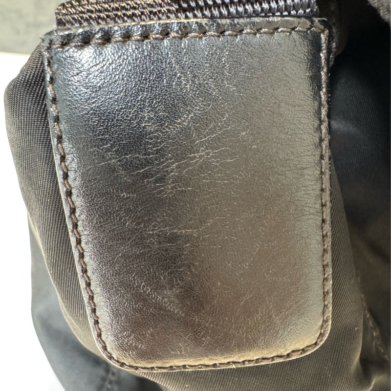 Prada經典降落傘劍橋包-20