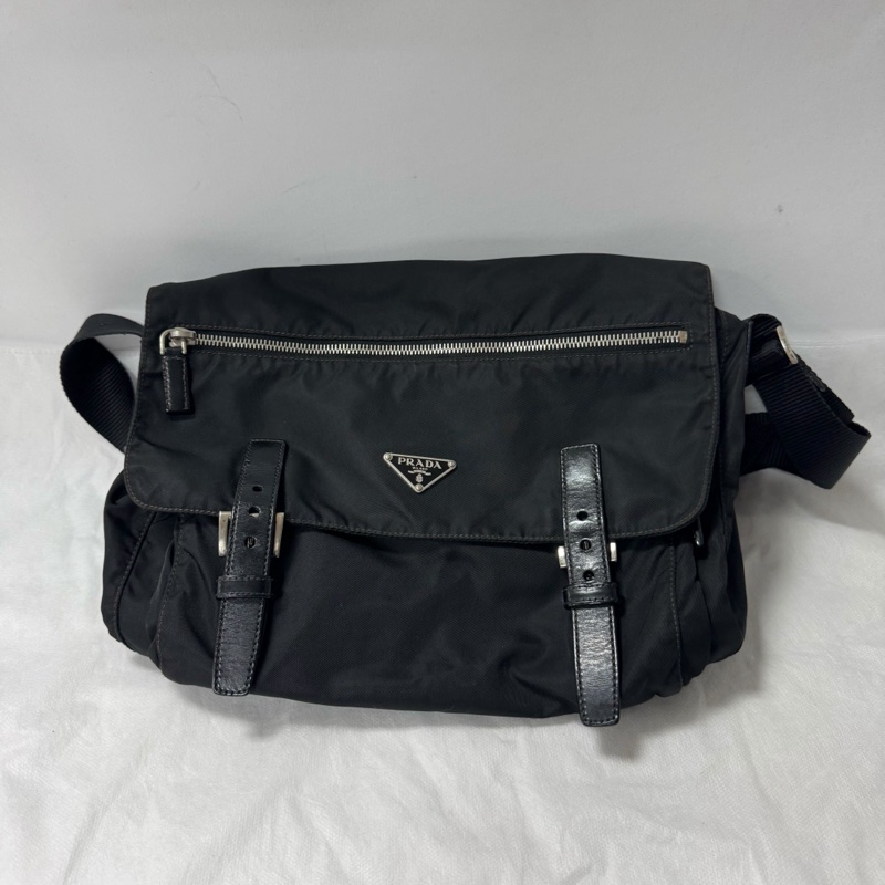 Prada經典降落傘劍橋包-21