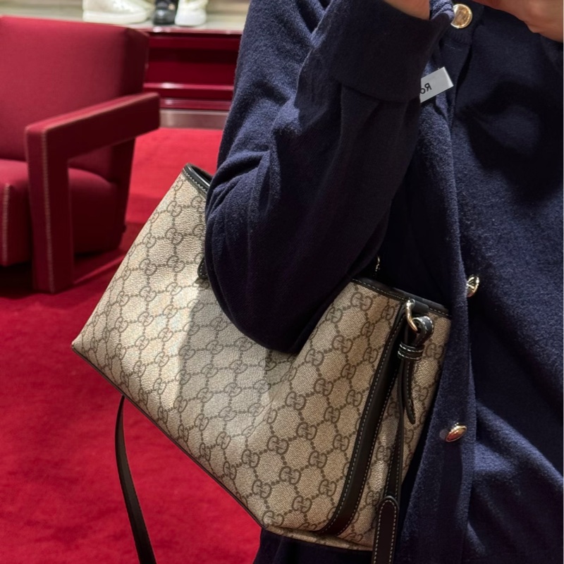 Gucci古馳GG原花PVC牛皮拼接Emblem中號托特包肩背斜背包815214-1