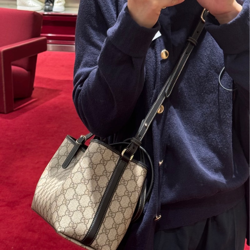 Gucci古馳GG原花PVC牛皮拼接Emblem中號托特包肩背斜背包815214-5