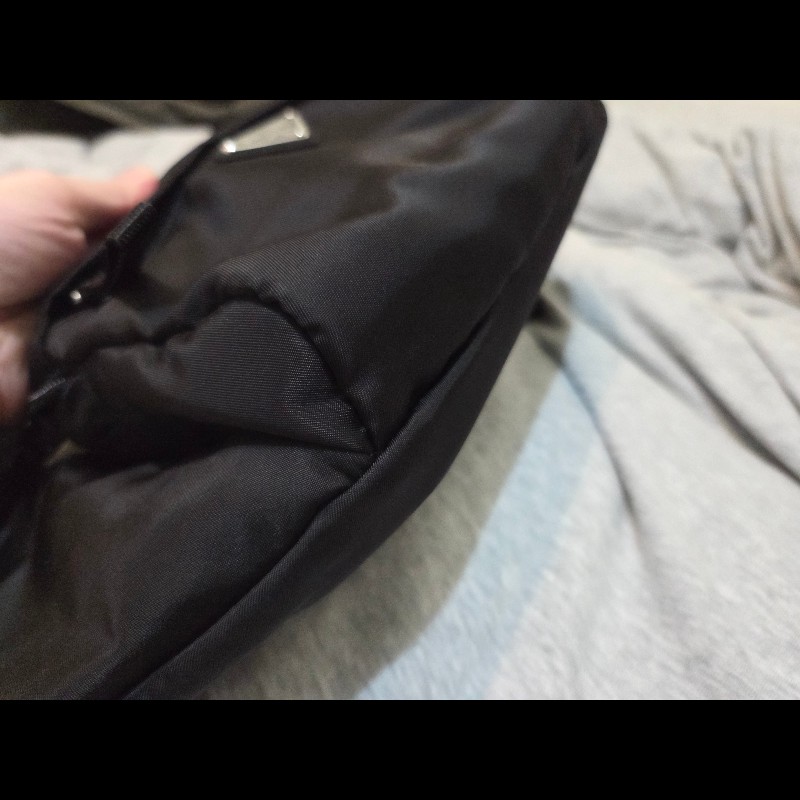 PRADA 三角LOGO經典尼龍拉鍊胸口包/腰包(黑)-2