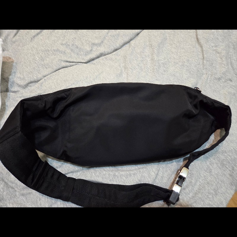 PRADA 三角LOGO經典尼龍拉鍊胸口包/腰包(黑)-7