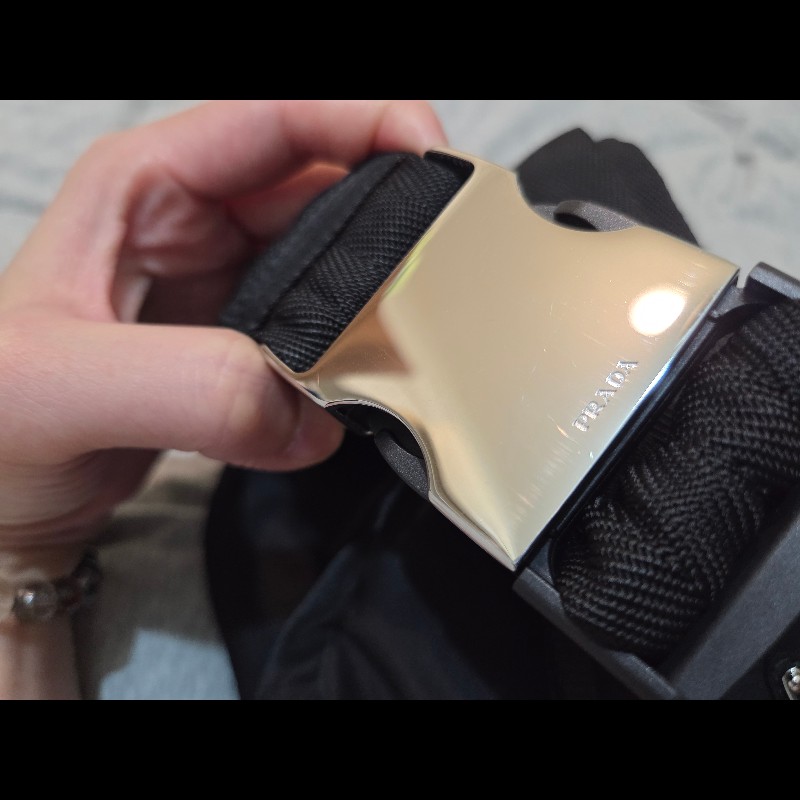 PRADA 三角LOGO經典尼龍拉鍊胸口包/腰包(黑)-15