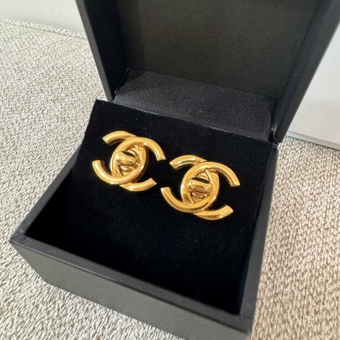Chanel鈕扣耳夾