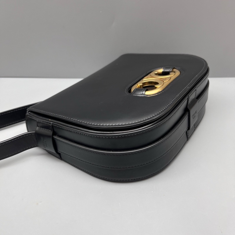 CELINE 98新 黑金凱旋門金扣馬鞍包 尺寸23*16-4