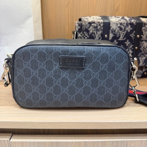 Gucci 古馳男包老花GG Supreme相機包帆布材質